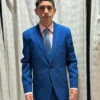 Hombre luciendo ambo moderno de saco y pantalón color azul francia eléctrico de tela tropical de sastrería juan
