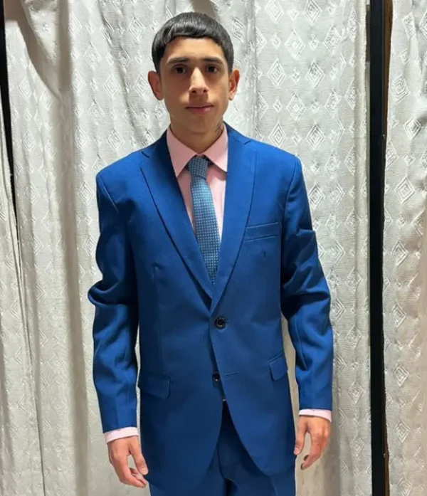 Hombre luciendo ambo moderno de saco y pantalón color azul francia eléctrico de tela tropical de sastrería juan