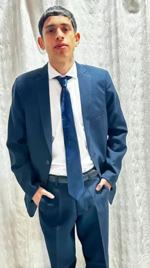 Ambo Clásico Azul Marino - Saco y Pantalón Hombre luciendo ambo clásico de saco y pantalón azul marino con camisa blanca y corbata azul brillante de sastrería juan