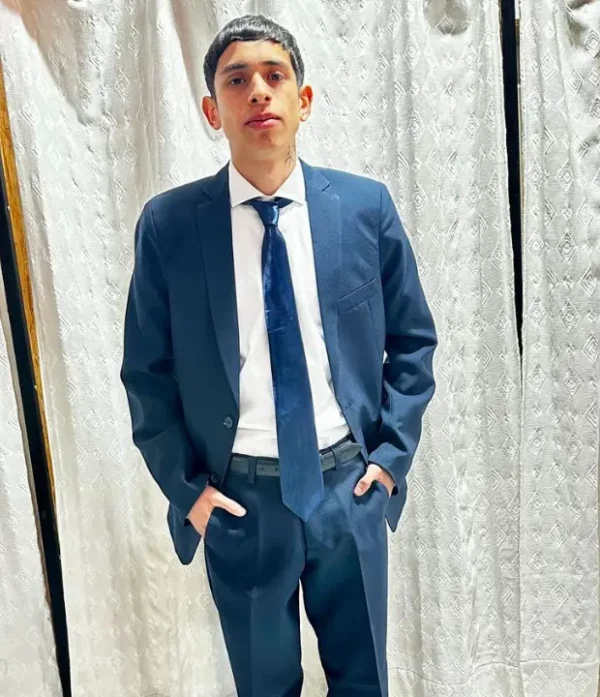 Hombre luciendo ambo clásico de saco y pantalón azul marino con camisa blanca y corbata azul brillante de sastrería juan