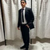 Hombre vistiendo pantalón de vestir negro ajustado slim fit con camisa blanca y cinto negro de sastrería juan