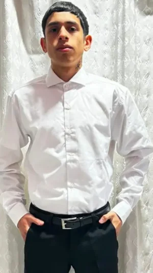 Camisa Blanca de Batista - Cuello Clásico Formal Hombre vistiendo camisa blanca de batista con cuello clásico formal y pantalón negro de sastrería juan