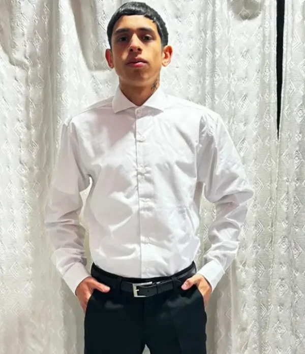 Hombre vistiendo camisa blanca de batista con cuello clásico formal y pantalón negro de sastrería juan