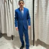 Hombre luciendo ambo moderno de saco y pantalón color azul francia eléctrico de tela tropical de sastrería juan