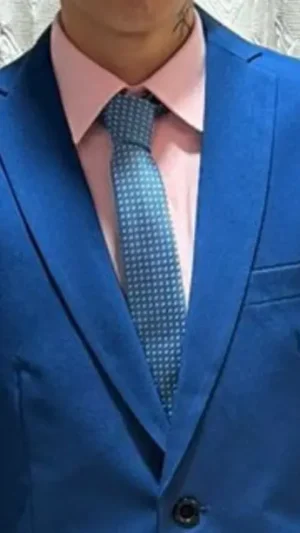 Corbata de vestir hombre color celeste oscuro con patrón de pequeños puntos blancos en hilera de sastrería juan