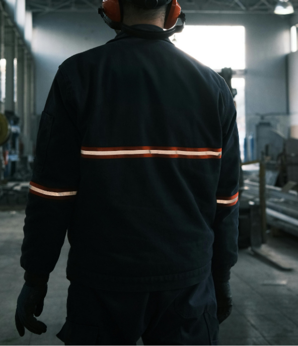 Conjunto de ropa de trabajo industrial con camisa y pantalon de grafa azul mecanico por encargo de sastreria juan