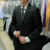 Hombre vistiendo pantalón de vestir negro ajustado slim fit con camisa blanca y cinto negro de sastrería juan