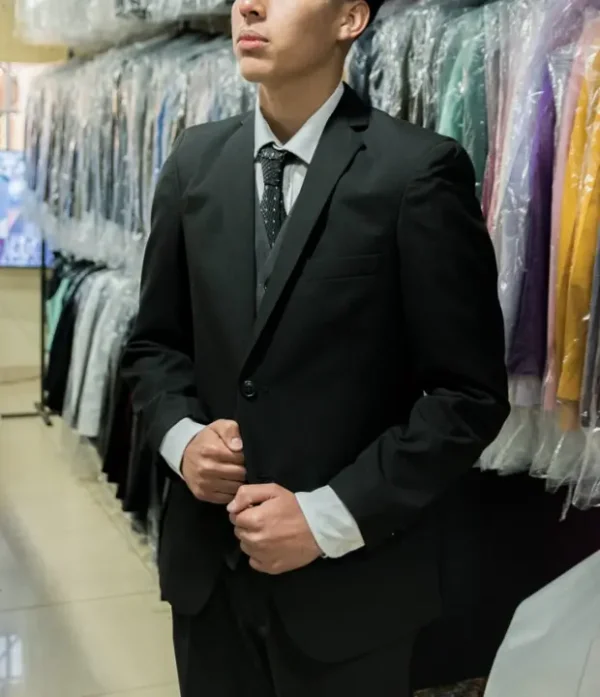 Hombre vistiendo pantalón de vestir negro ajustado slim fit con camisa blanca y cinto negro de sastrería juan