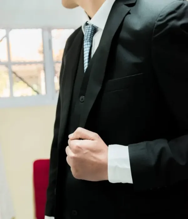 Hombre vistiendo pantalón de vestir negro ajustado slim fit con camisa blanca y cinto negro de sastrería juan