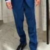 Hombre vistiendo pantalón de vestir azul francia eléctrico de corte moderno de sastrería juan