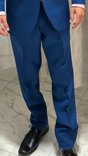 Pantalón de Vestir Azul Francia Tropical Hombre vistiendo pantalón de vestir azul francia eléctrico de corte moderno de sastrería juan