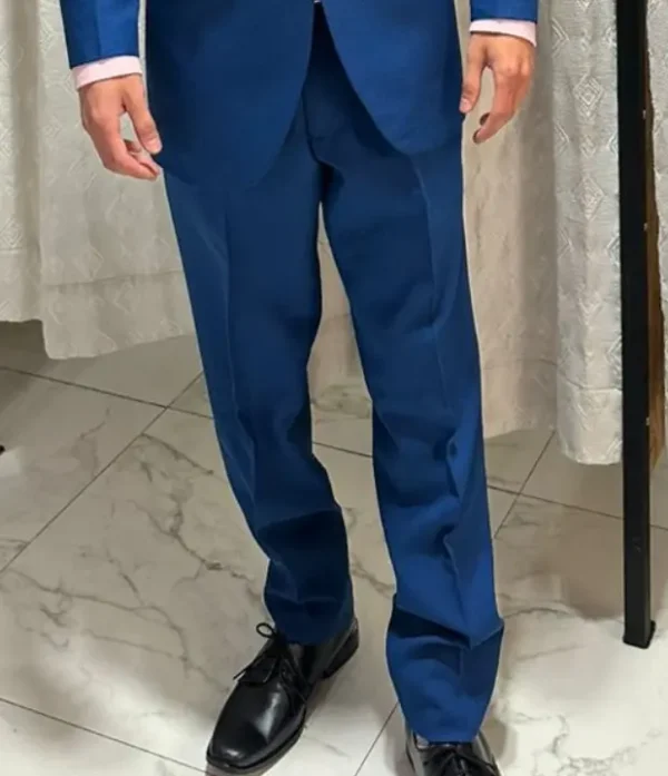 Hombre vistiendo pantalón de vestir azul francia eléctrico de corte moderno de sastrería juan